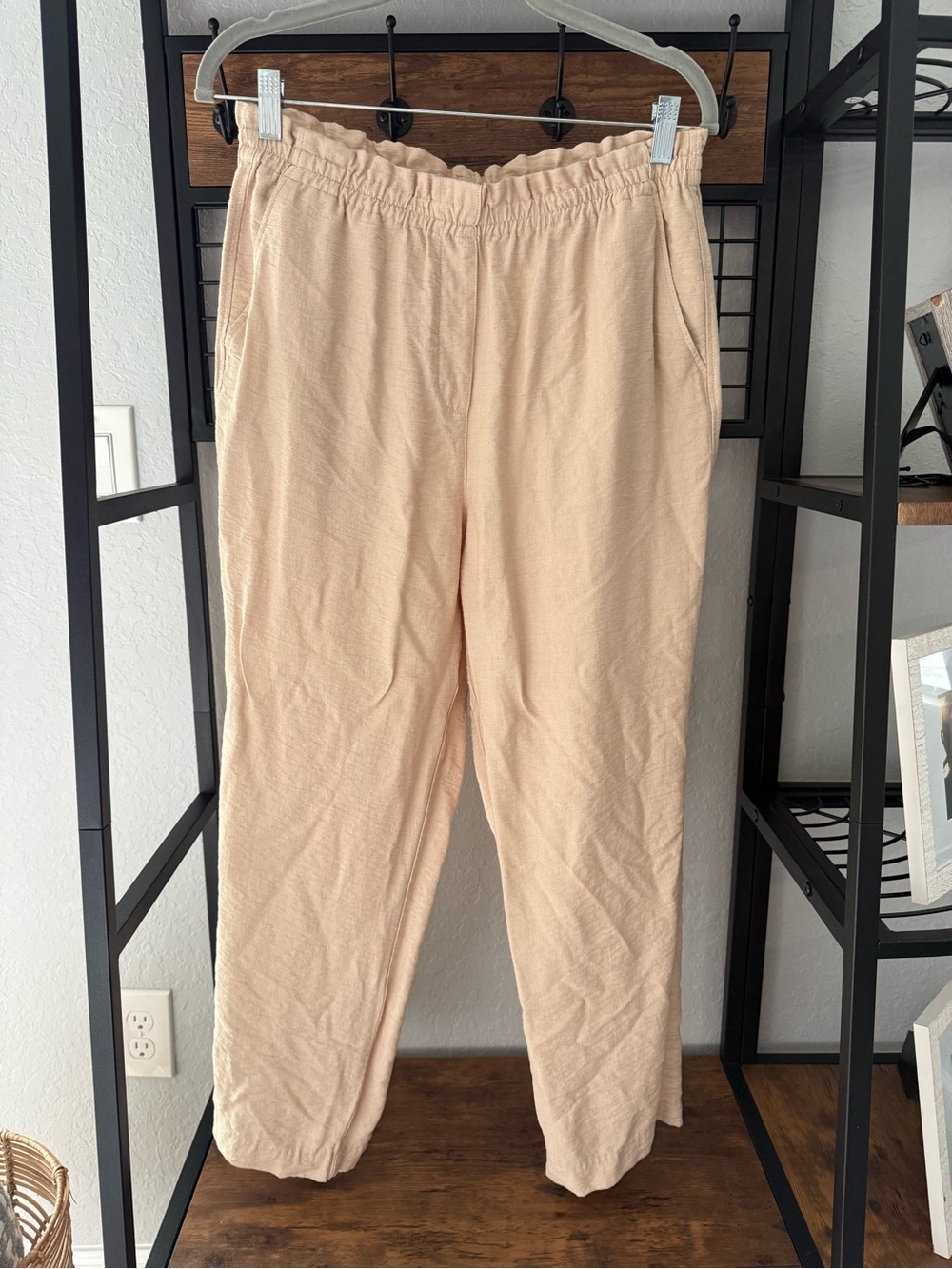 H&M Beige Solid Pull On Pants Women Regular Size M Elastic Waist Style